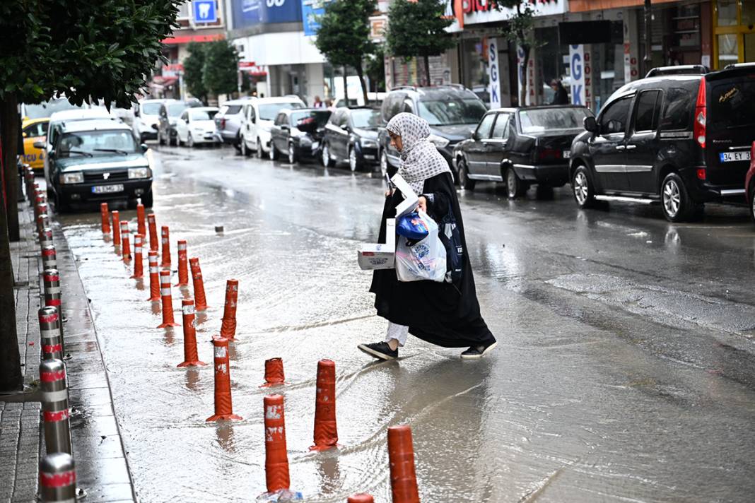 İstanbul’da sağanak etkisini gösterdi: Bahçe duvarı yıkıldı, ev sular altında kaldı 15